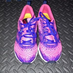 Kids 3.5 Reebok ar1848 style athletic shoe